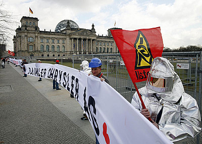 Riesentransparent der IG Metall im Mai vor dem Reichstag